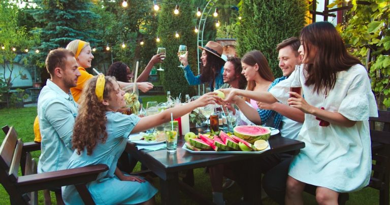 Summer Entertaining Tips for Better Dental Care in Waterloo